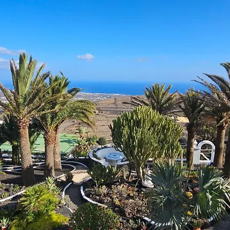La Ranita Uno Parnas * La Asomada (Lanzarote)